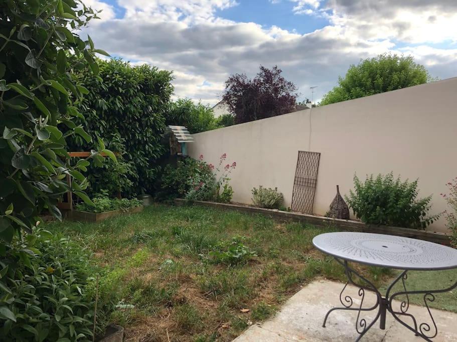 Appartement En Duplex Avec Parking Et Jardinet Bourges Bagian luar foto